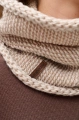Dzianinowy komin damski z grubym strukturalnym splotem Kazza Light Beige