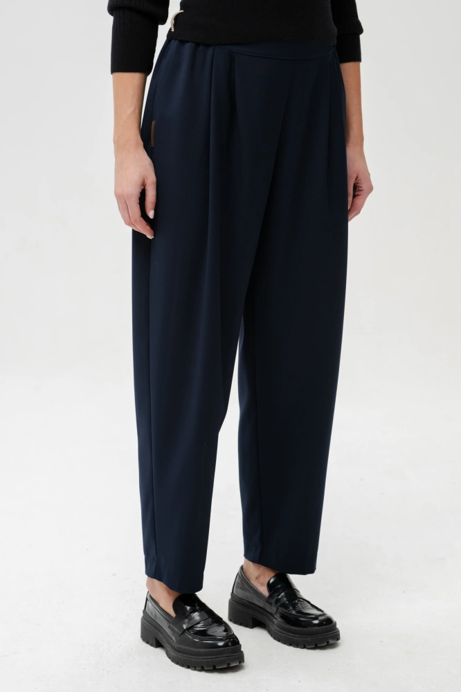 Spodnie damskie z zakładkami i zwężaną nogawką Carli Dark Navy