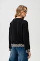 Wiskozowy sweter z żakardem w rękawach Kaps Black
