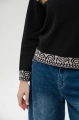 Wiskozowy sweter z żakardem w rękawach Kaps Black