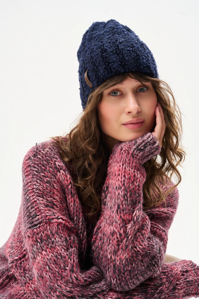 Miękka czapka damska typu beanie z charakterystyczną fakturą bouclé Boucle Dark Navy