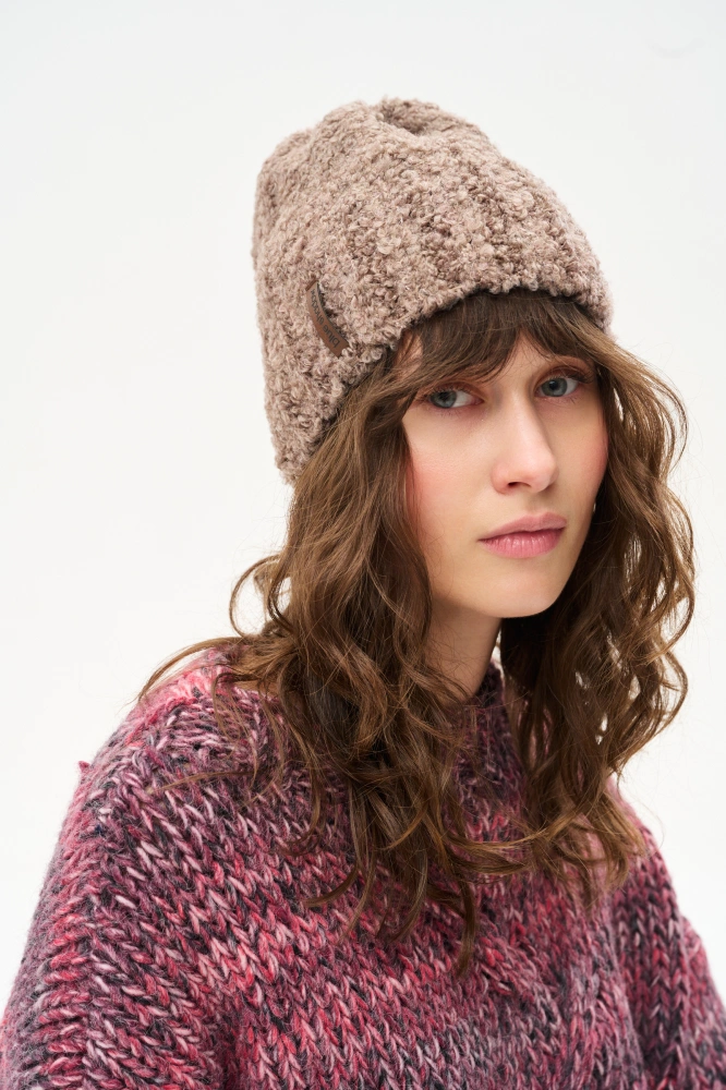Miękka czapka damska typu beanie z charakterystyczną fakturą bouclé Boucle Light Brown