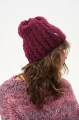 Miękka czapka damska typu beanie z charakterystyczną fakturą bouclé Boucle Wine
