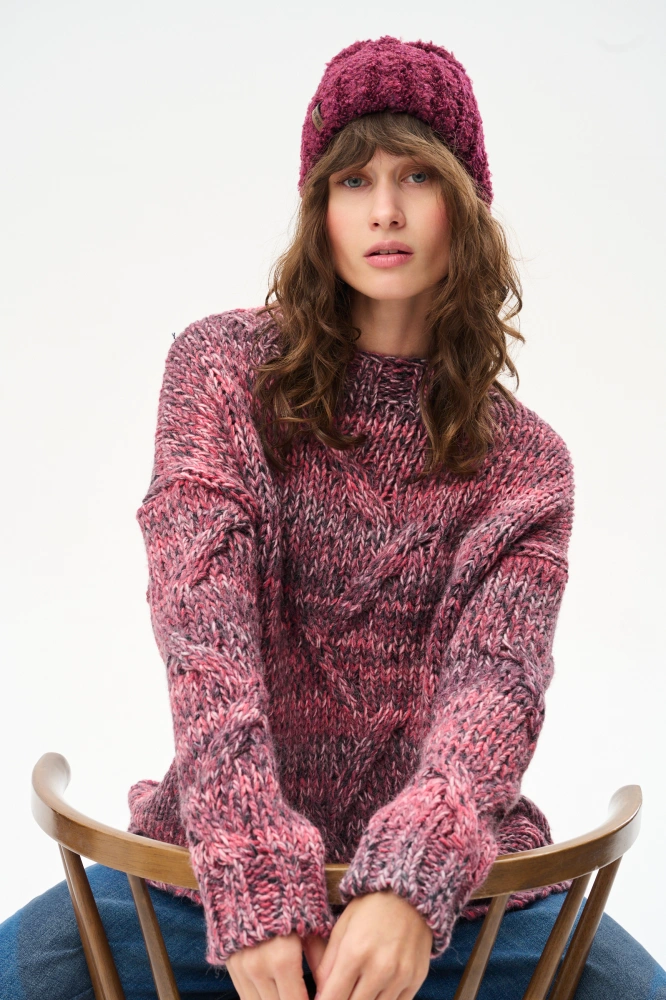Miękka czapka damska typu beanie z charakterystyczną fakturą bouclé Boucle Wine