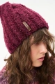 Miękka czapka damska typu beanie z charakterystyczną fakturą bouclé Boucle Wine