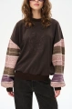 Sweter z haftem i dziewiarskimi rękawami Aliza Dark Brown