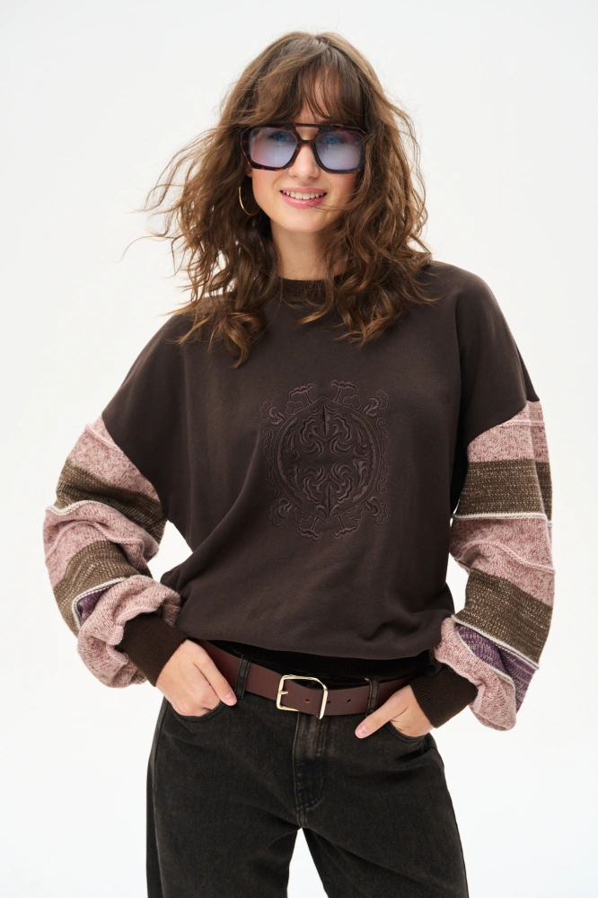 Sweter z haftem i dziewiarskimi rękawami Aliza Dark Brown